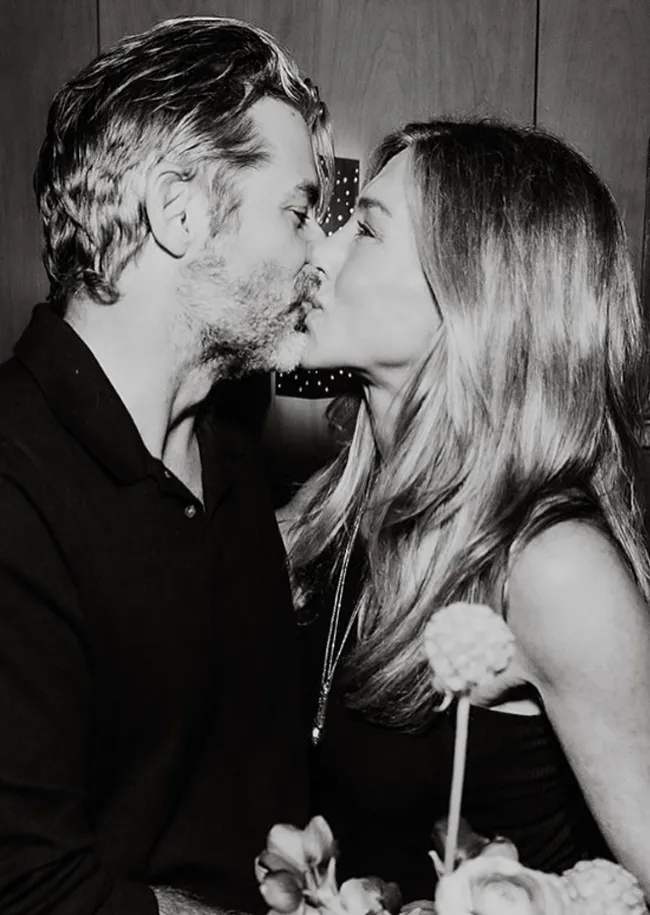 Jennifer Aniston and Jim Curtis black and white photo kissing