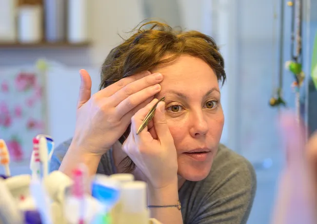 plucking-eyebrows