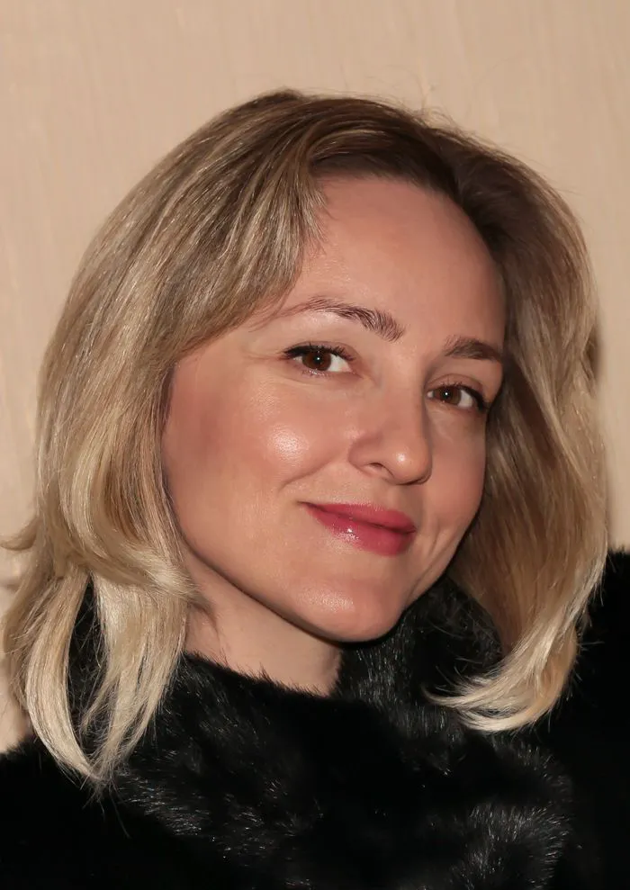shoulder-length-hair