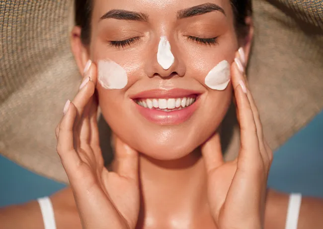 woman-wearing-sunscreen