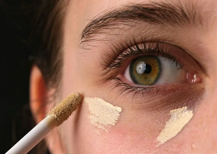 apply-concealer-inner-corner