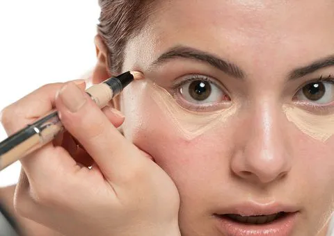 applying-concealer-close-to-lashes