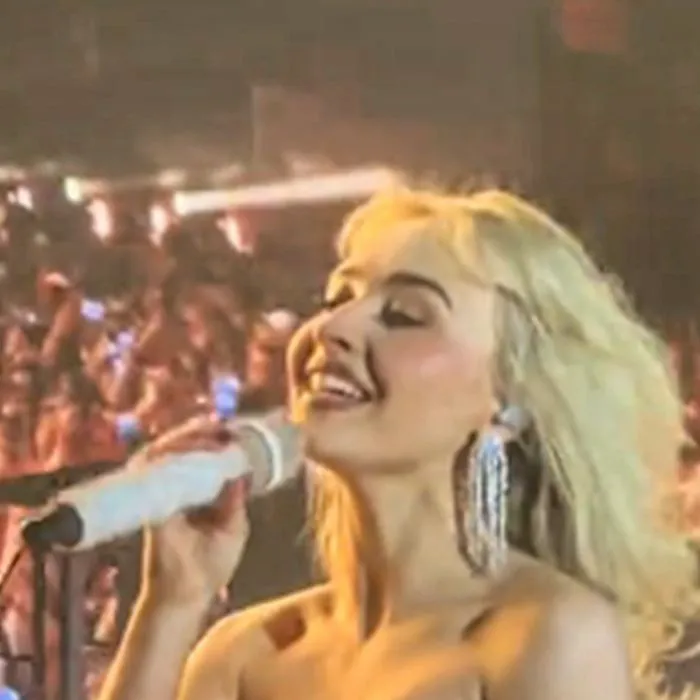Sabrina Carpenter with unblended foundation at Coachella