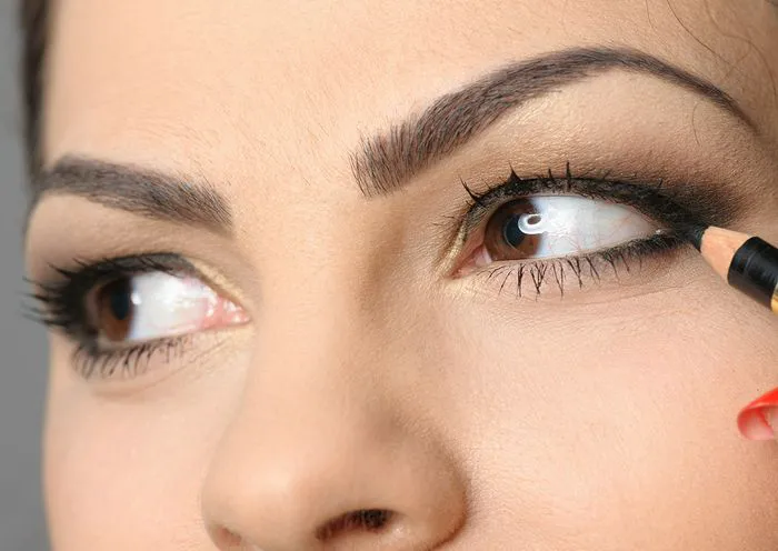 harsh-black-eyeliner