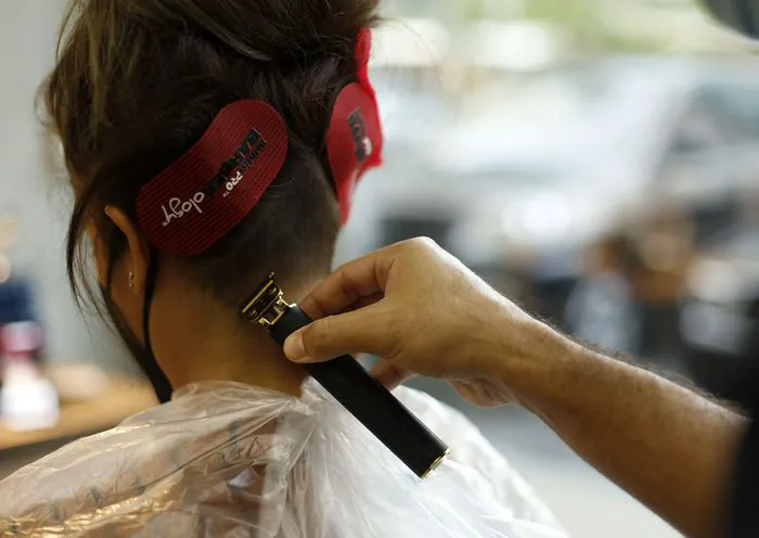 cutting-hair-razor