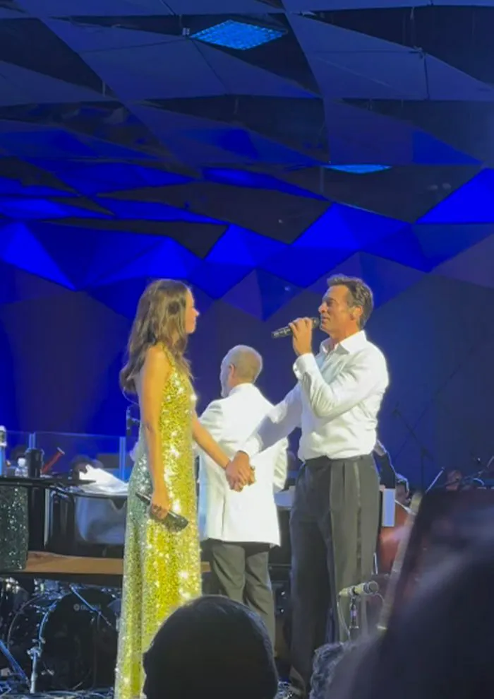 Hugh Jackman and Sutton Foster singing A Million Dreams
