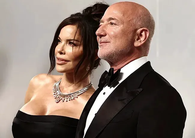 Jeff Bezos and Lauren Sánchez at the Vanity Fair Oscars party