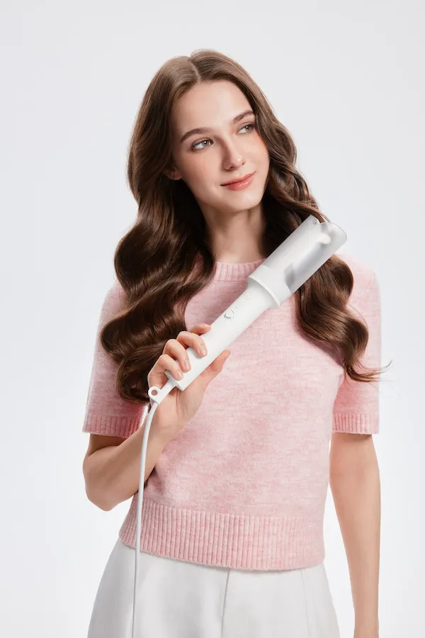 "Laifen Autocurl hair styling tool in use"