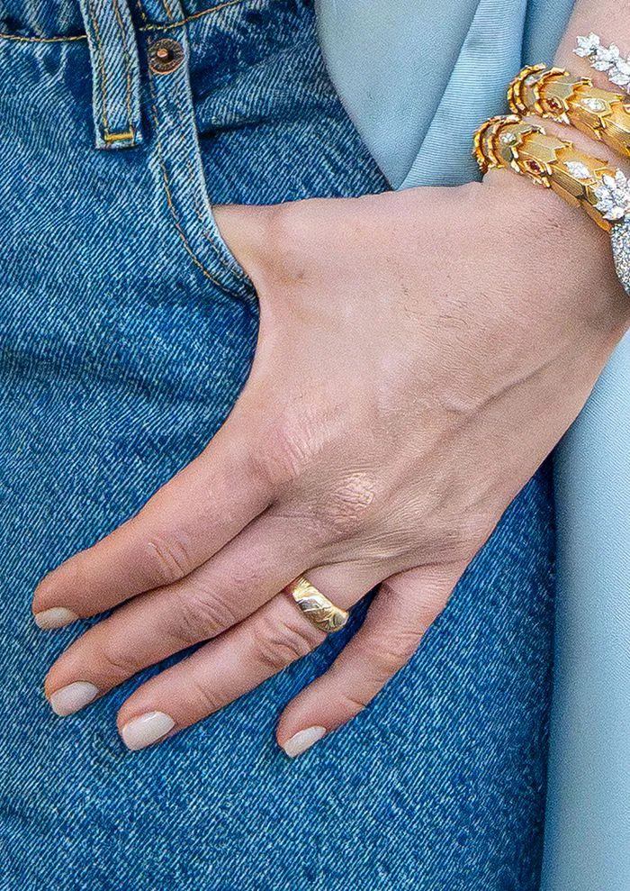 "Anne Hathaway displaying coconut jelly nails on the red carpet"