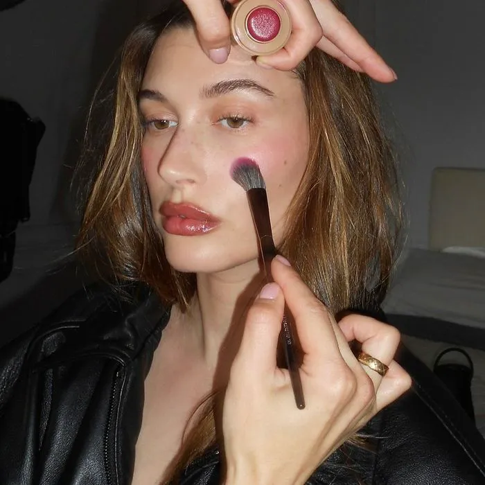 Kelly Osbourne at the Grammy Awards with honey bronde hair