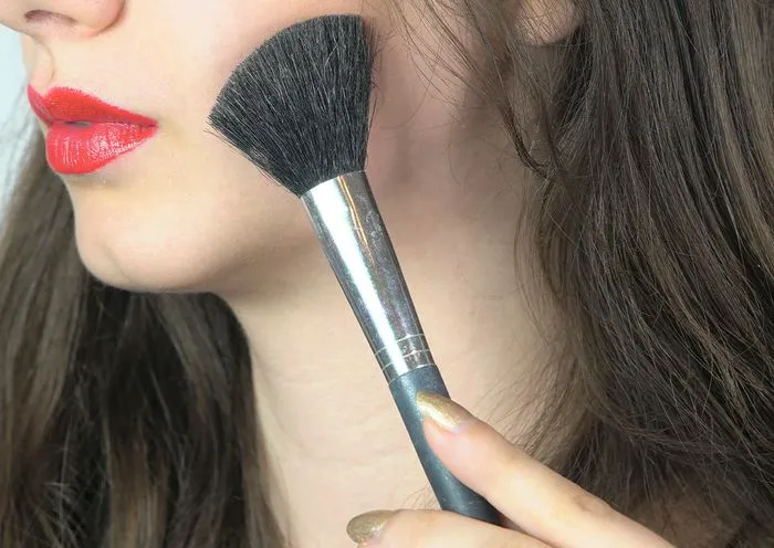 applying-blush