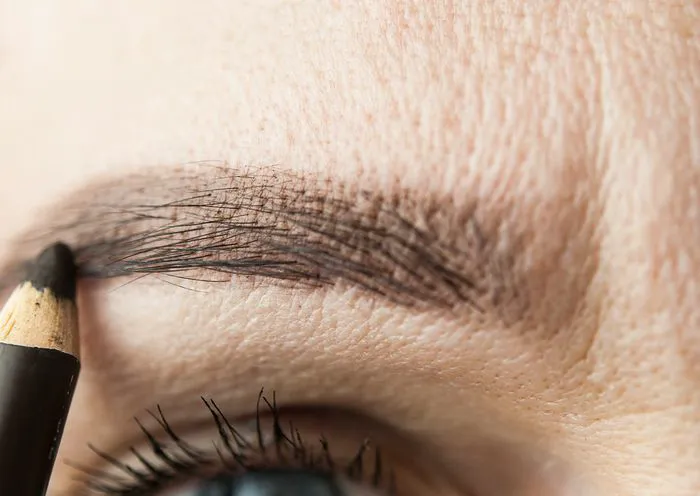 overdrawing-brows