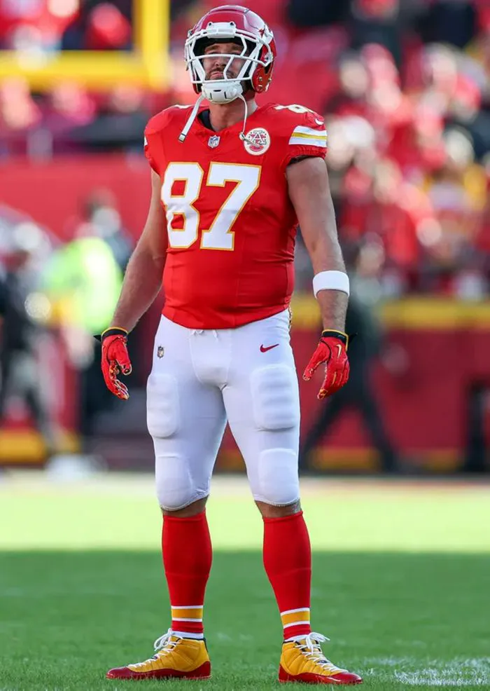"Travis Kelce during a game against the Raiders"