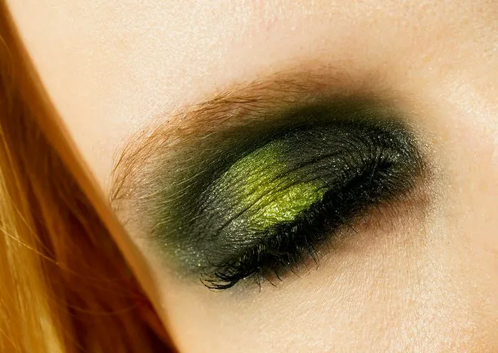 olive-green-eyeshadow
