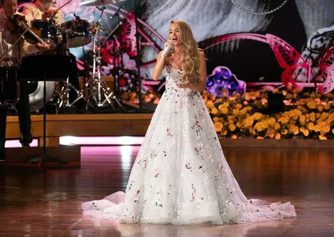 "Carrie Underwood performing 'I Will Always Love You' at Dolly Parton tribute show"