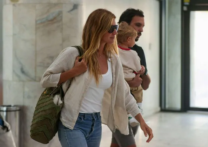 Joaquim Valente and Gisele Bündchen with baby