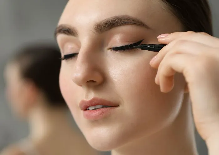 thick-black-eyeliner