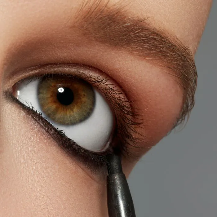 dark-eyeliner-below-lower-lashes