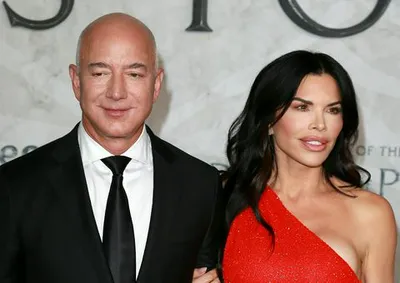 Jeff Bezos and Lauren Sánchez at an event