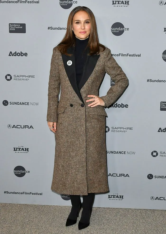 "Natalie Portman at the premiere of The Gallerist with blonde bob hairstyle"