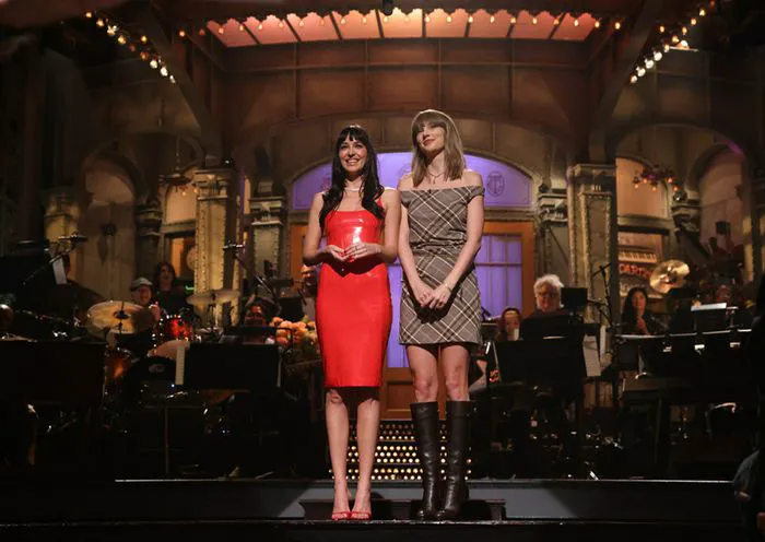 Taylor Swift Dakota Johnson SNL